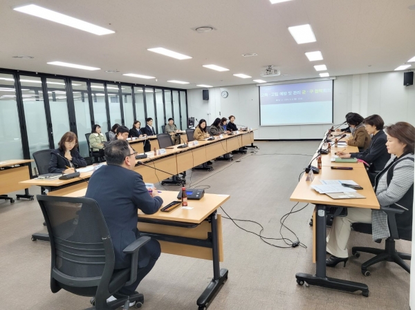 '고독‧고립 예방 및 관리를 위한 군‧구 협력회의'를 하고 있다.