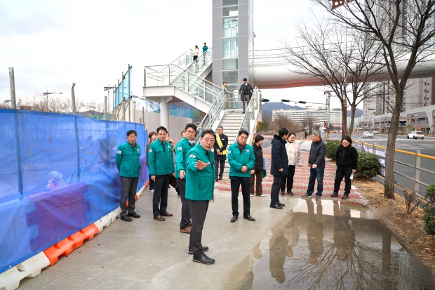 3일 오전 김해율하 더스카이시티 제니스앤프라우 아파트앞 통학로를 홍태용 김해시장이 점검하고있는 모습./사진 김해시제공