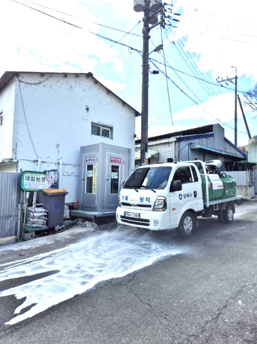 돼지농장인근 도로 소독 모습/사진 김해시제공