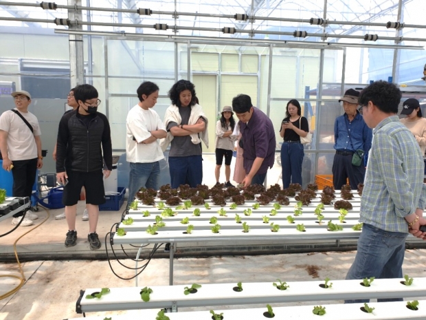 스마트농업 작물재배를 설명하는 모습/사진 김해시제공
