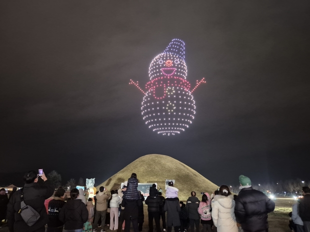 경주시 대릉원 일원에서 열린 드론 라이트쇼에서 경주 드론기업 (주)리하이가 선보인 드론 퍼포먼스가 밤하늘을 수놓으며 시민과 관광객들의 눈길을 끌고 있다