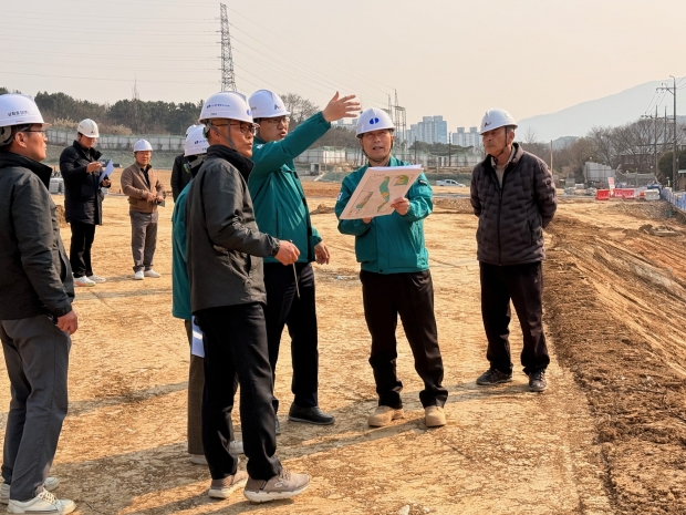 창원특례시(시장 권한대행 장금용)는 11일 성산구 토월동 일원 사파지구 도시개발사업 현장을 방문 주민 불편 사항을 직접 점검했다/창원특례시