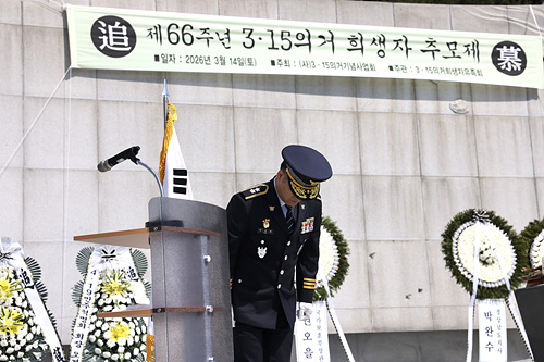 김종철 경남경찰청장이 13일 오전 국립3·15민주묘지에서 유가족과 시민들에게 머리숙여 사과하고있다./사진 경남경찰청제공