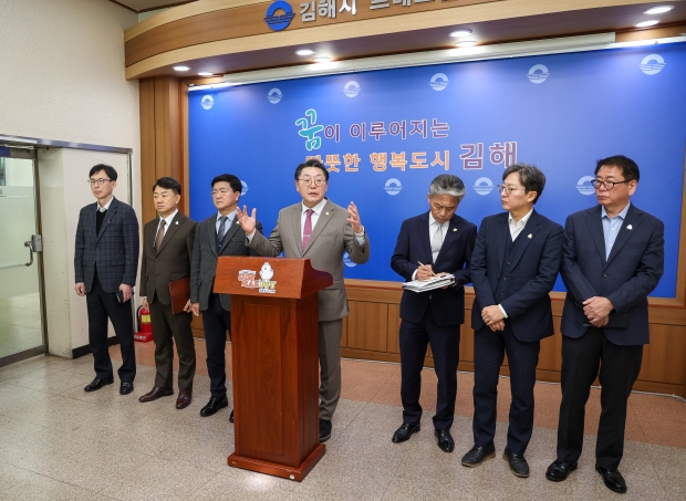 16일 프레스센터에서 입장문을 발표하는 홍태용 시장/사진 김해시제공