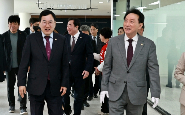 김석기 국회의원(오른쪽)과 주낙영 경주시장이 16일 감포읍 문무대왕 해양역사관 준공식 이후 전시관 내부를 둘러보고 있다.