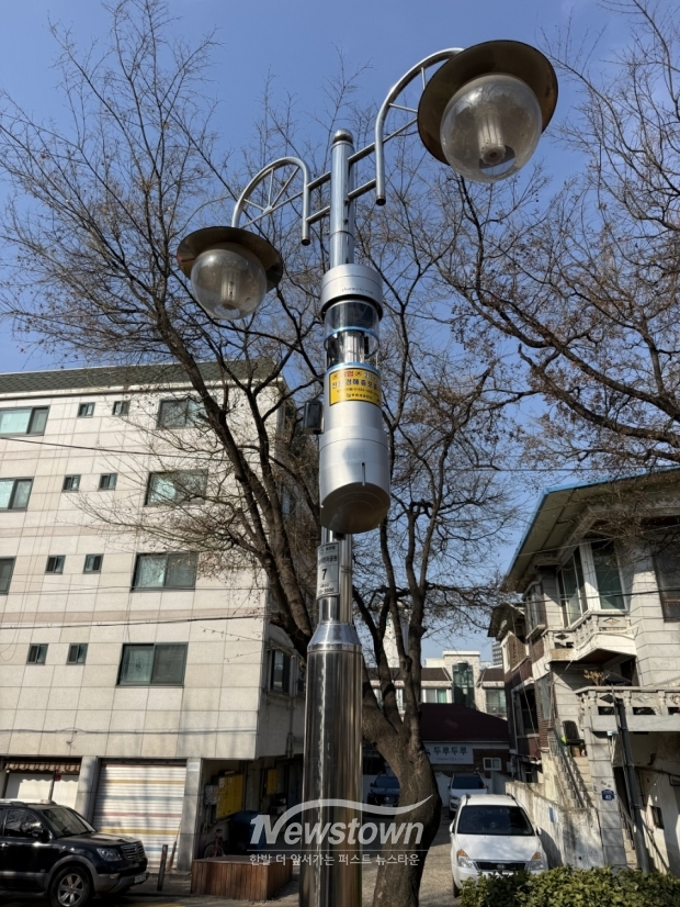 강남어린이공원에 설치된 해충유인퇴치기 설치 모습 / 부천시