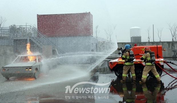 충남소방본부가 3월 18일 청양군에 위치한 충청소방학교에서 홍종완 행정부지사, 도와 시군 소방공무원 등 200여 명이 참석한 가운데 무인소방로봇 시연회를 개최했다.(사진 / 충남소방본부 제공)