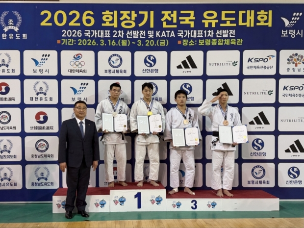 오른쪽 세 번째 금메달 이준환 선수