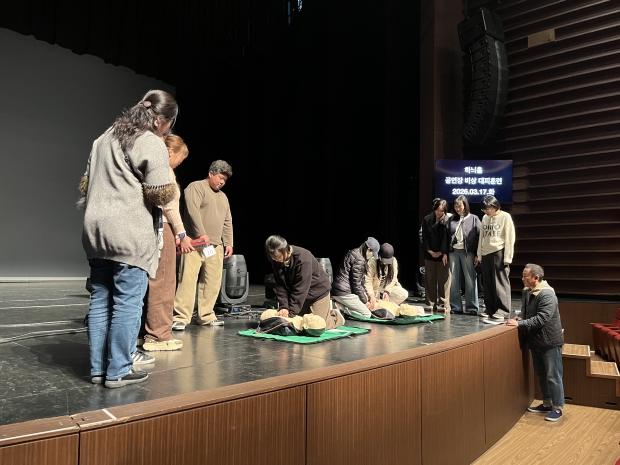 공연장 안전사고 예방 위한 비상대피 교육훈련(CPR) 모습/사진 김해시제공