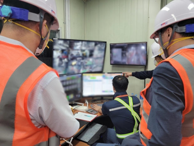 ‘AI솔루션 개발·실증 지원사업’에 참여하는 지역 AI기업 앰버로드 대표 등이 철강제조 기업인 스톨베르그&삼일의 통합관제실에서 공정 운영 현황을 모니터링하고 있다