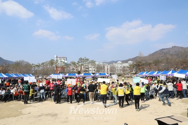 수릉원에서 열린 ‘제10회 김해시 이·통장 한마음 체육대회’에서 참가자들이 체육활동과 노래자랑을 함께 즐기며 화합의 시간을 보내고 있다./사진 김국진기자