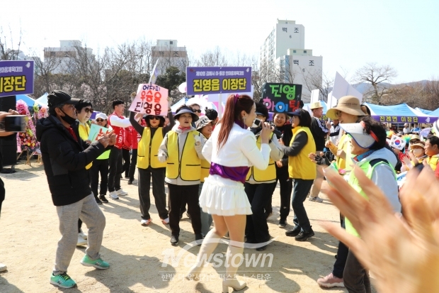 수릉원에서 열린 ‘제10회 김해시 이·통장 한마음 체육대회’에서 참가자들이 체육활동과 노래자랑을 함께 즐기며 화합의 시간을 보내고 있다./사진 김국진기자