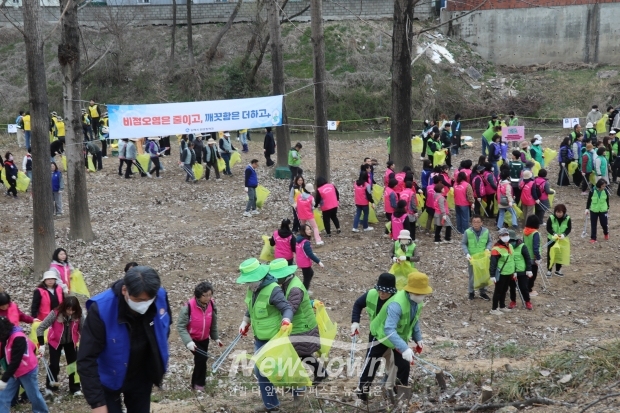 ‘세계 물의 날’ 화포천 하천변 쓰레기 줍는 플로깅/사진 김국진기자