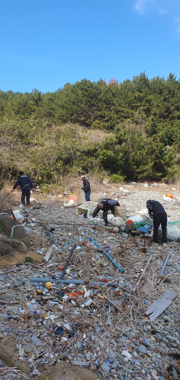 경남 고성군은 눈에 잘 띄지 않는 해안 구석까지 꼼꼼히 정비하는 생활밀착형 환경정화 활동이 지역 어촌에서 이어지고 있다/고성군