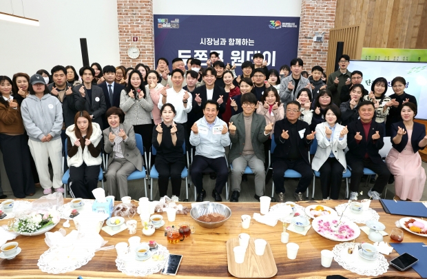 나동연 양산시장(사진 맨앞줄 가운데))과 함께한 청년 세대공감 두쫀쿠 원데이 모습/사진 양산시제공