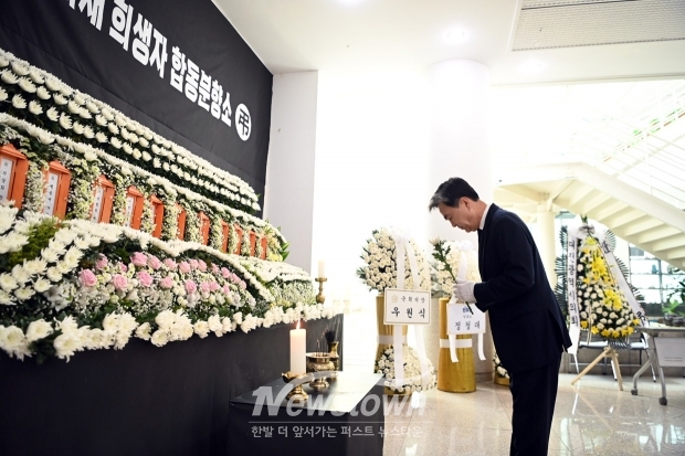김태흠 충남도지사가 3월 24일 최근 대전에서 발생한 자동차부품 공장 화재 사고 희생자들을 추모하기 위해 대전시청에 마련된 합동분향소를 찾아 조문했다. 김 지사는 분향소에서 헌화와 묵념을 마친 뒤, 현장에 머물고 있는 유가족들을 만나 위로했다.(사진 / 충청남도 제공)