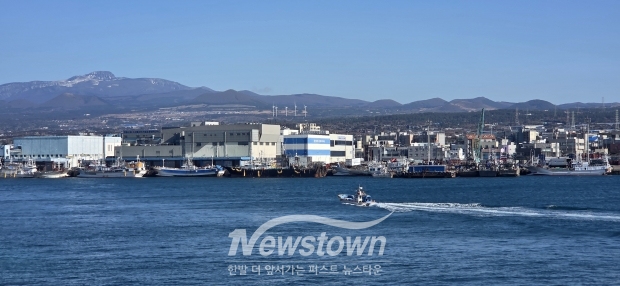제주도 톤대섬 방파제 산책로 풍경사진