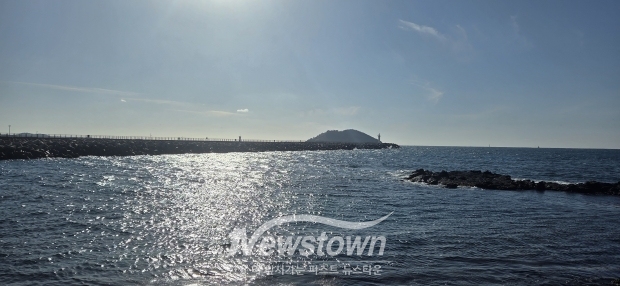 제주도 톤대섬 방파제 산책로 풍경사진