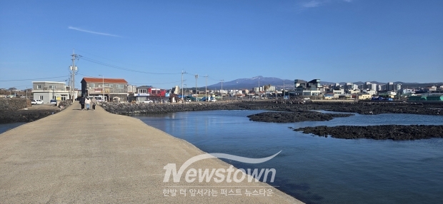 제주도 톤대섬 방파제 산책로 풍경사진