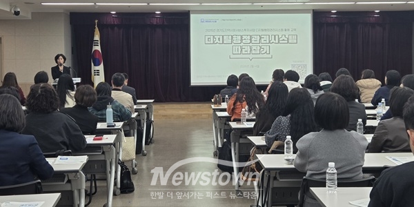 모영미 돌봄지원과장이 교육 시작에 앞서 인사말을 전하고 있다. / 부천시