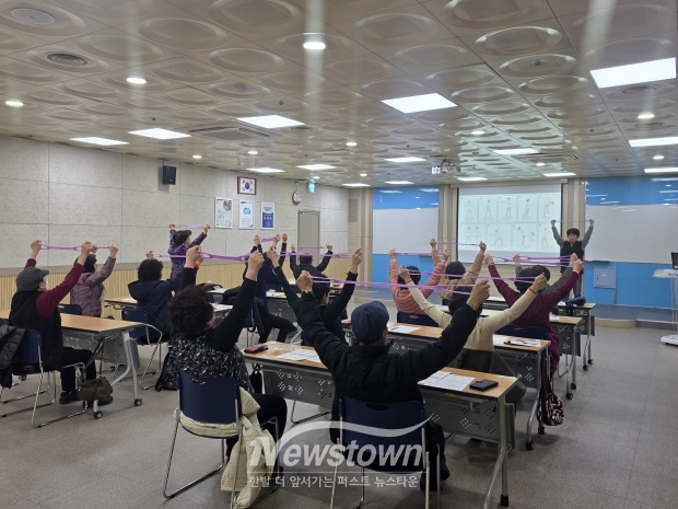 어르신들이 ‘튼튼 시니어 운동교실’에서 탄력밴드를 이용한 운동을 하고 있다. / 부천시