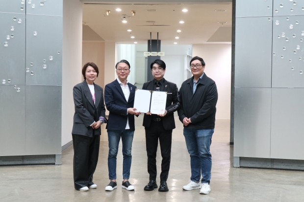 이재경 작가 및 일본작가 7인 작품 기증식/사진 김해시제공