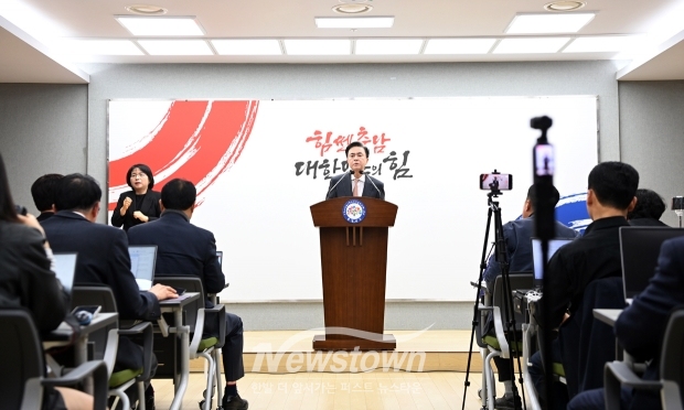 김태흠 충청남도지사가 4월 2일 충남도청 프레스센터에서 기자회견을 열고, 원자재 가격 급등, 물류비 증가 등으로 지역 기업과 자영업자의 경영 부담이 가중됨에 따라 정부 추경예산 확정 전에 도 차원의 지원 대책을 추진하겠다고 밝혔다.