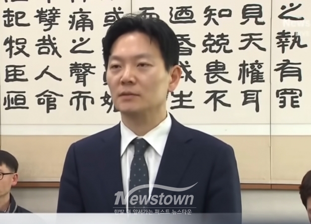 3일, 국회에서 열린 윤석열정권정치검찰조작기소의혹사건진상규명국정조사특별위원회 전체회의에서 쌍방울 대북 송금 사건을 기소했다가 증인으로 소환돼 선서를 거부한 직후 서영교 법제사법위원회 위원장에게 거부 사유에 대한 소명 기회를 달라고 요청하는 박상용 인천지검 부부장 검사/채널A 뉴스화면 캡처