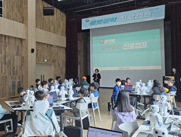 참여 학생들을 격려 인사말을 하는 이형숙 시 문화교육국장