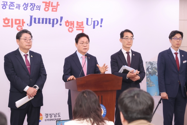 홍태용 김해시장(사진 왼쪽 첫번째)이 참여한 가운데 김해국제비즈니스조성에 대해 박완수 도지사(두번째)가 브리핑을 하고있다./사진 경남도제공