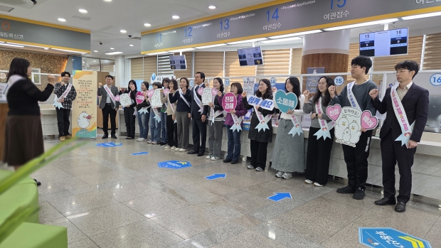 행복민원실 4월 친절캠페인/사진 김해시제공