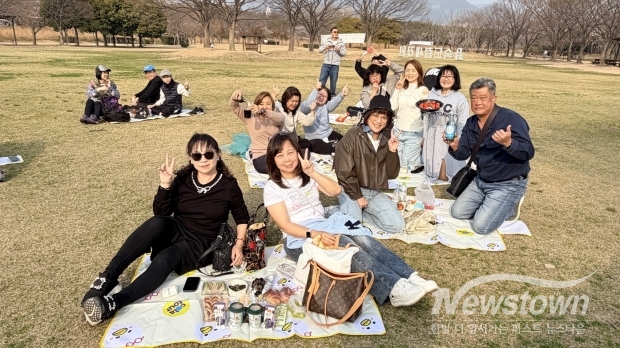 대만 관광객이 을숙도 피크닉 참가 모습/배한익 기자