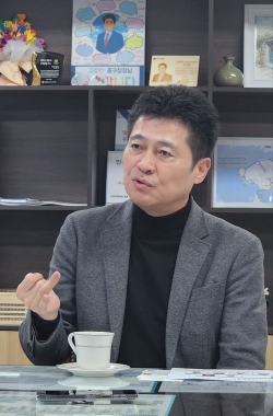 김정헌 중구청장이 기자들과 인터뷰를 하고 있다.