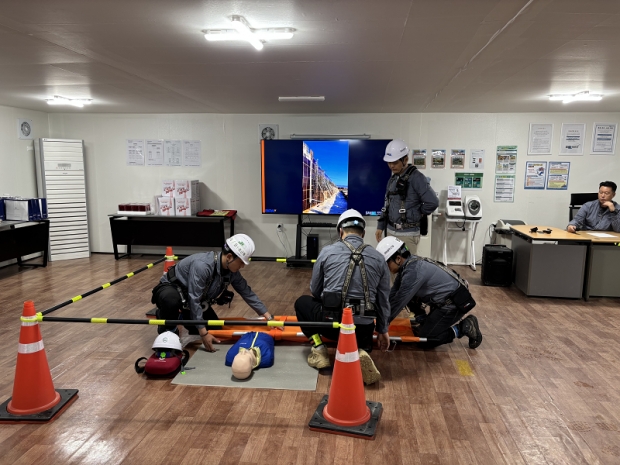 부산항만공사 근로자들이 사고상황 대처훈련을 하고 있는 모습(사진/부산항만공사)