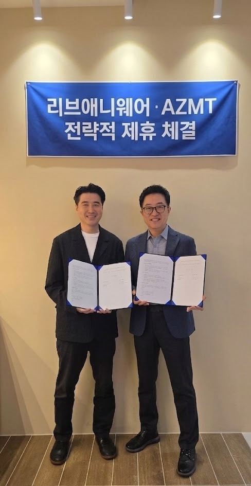 리브애니웨어 정규호 대표(왼쪽)와 에이지엠티 김홍열 대표(오른쪽)가 제휴를 기념해 사진을 촬영하고 있다.