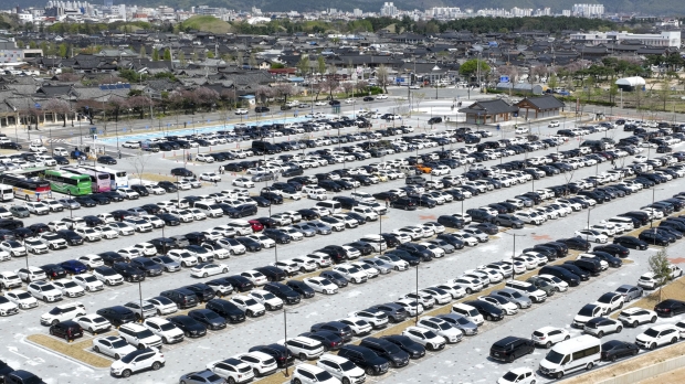 지난 12일 경주 황리단길 공영주차장이 관광객 차량으로 대부분 만차를 이루고 있다.