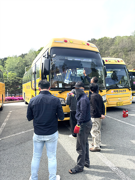 합동 점검반 관계자들이 통학버스 안전 상태를 점검하고 있다./사진 김해교육지원청