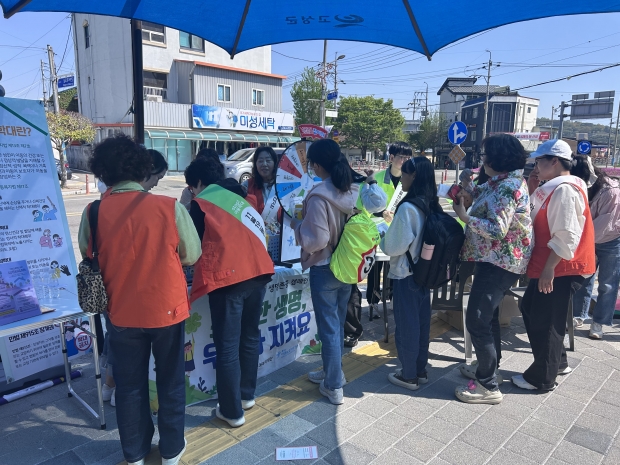 고성군은 지난 15일 고성읍 서외오거리 일원에서 생명존중 캠페인을 열고, 군민 대상 생명 보호 메시지 전달에 나섰다/고성군