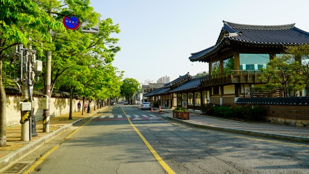 쾌적한 숙박 환경 조성을 위해 2차 새 단장 중인 김해한옥체험관 전경/사진 김해시제공