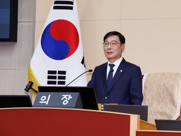 김병전 부천시의장이 제290회 임시회를 진행하고 있다.