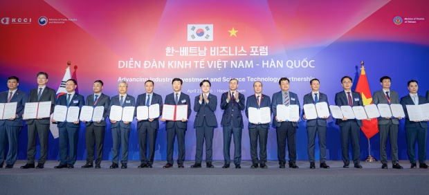 23일(현지시각) 베트남 하노이에서 열린 ‘한-베트남 비즈니스 포럼’에서 김정관 산업통상부 장관(오른쪽 8번째)과 베트남 응오 반 뚜안 재무부 장관(오른쪽 7번째)이 참석한 가운데 두산에너빌리티 윤요한 마케팅부문장(오른쪽 3번째)이 베트남 현지 기업인 PTSC, PETROCONs와 각각 베트남 신규원전 협력과 공급망 개발을 위한 업무협약을 체결했다.