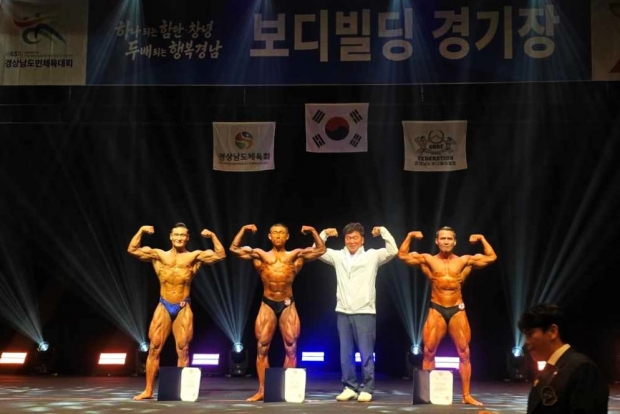 제65회 경상남도민체육대회 보디빌딩 웰터급에서 은메달을 수상한 박정현 선수(왼쪽 첫번째)/사진 김해시제공