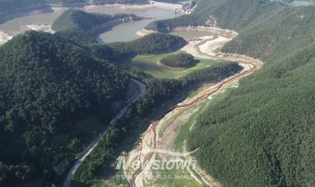바닥을 드러낸 강릉 오봉저수지/강원일보TV 캡처