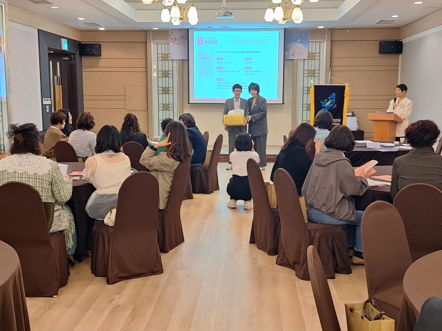 경북여성기업인협의회 경주지회가 21일 외동 소재 성호리조트에서 4월 월례회를 열고 중소기업 지원사업과 기업 경영 실무 정보를 공유하고 있다
