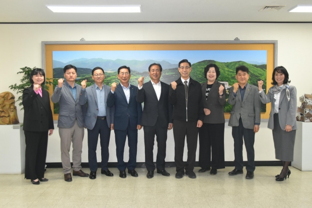 경주시 강동면체육회와 강동농협 관계자들이 지난 24일 위덕대학교를 방문해 장학금을 기탁한 뒤 기념촬영을 하고 있다