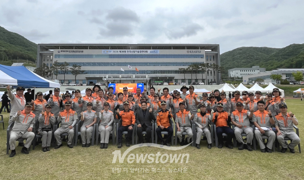 충남소방본부가 5월 11일 중앙소방학교에서 열린 ‘제39회 전국의용소방대 소방기술경연대회’에서 충남대표로 출전한 의용소방대 선수단이 종합 우승을 차지했다. 화재 진압 4인조법, 소방호스 전개 및 회수 남·여 분야, 심폐소생술 분야에 출전해 그동안 갈고닦은 기량을 선보였다.