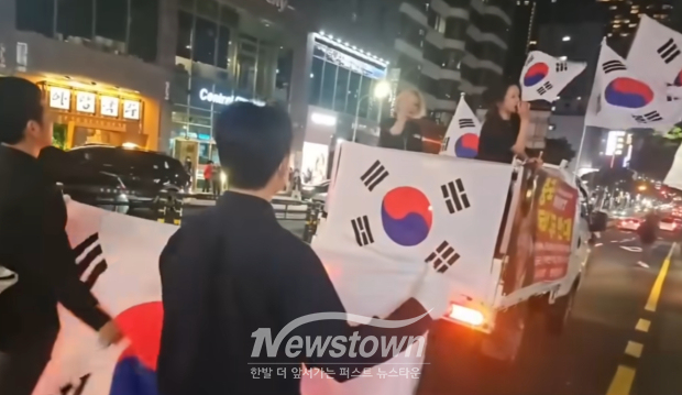 제주 시내에서 “CCP 아웃!”과 “코리아 퍼스트!” 등 구호를 외치며 반중 시위에 나선 유튜버 ‘꾸꾸지니’/제주도 꾸꾸지니 유튜브 화면 캡처