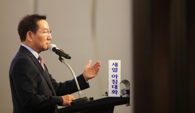 유정복 인천시장 후보가 20일 제467회 새얼아침대화에서 더 나은 인천을 위한 리더십을 묻다를 주제로 강연하고 있다.