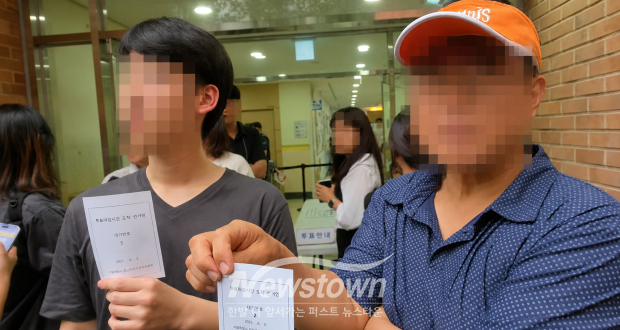 투표지 부족 사태로 투표 마감시간을 넘긴 채 대기표를 받고 기다리는 서울 송파구 한 투표소 유권자들/서울신문 유튜브 캡처