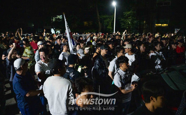 6월 4일 시민들이 투표용지를 이송하려는 선거 관계자들의 이동을 막고 있다 (사진 / 로이터, ZUMA PRESS)